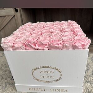 Venus Et Fleur Pink Roses in Elegant White Box